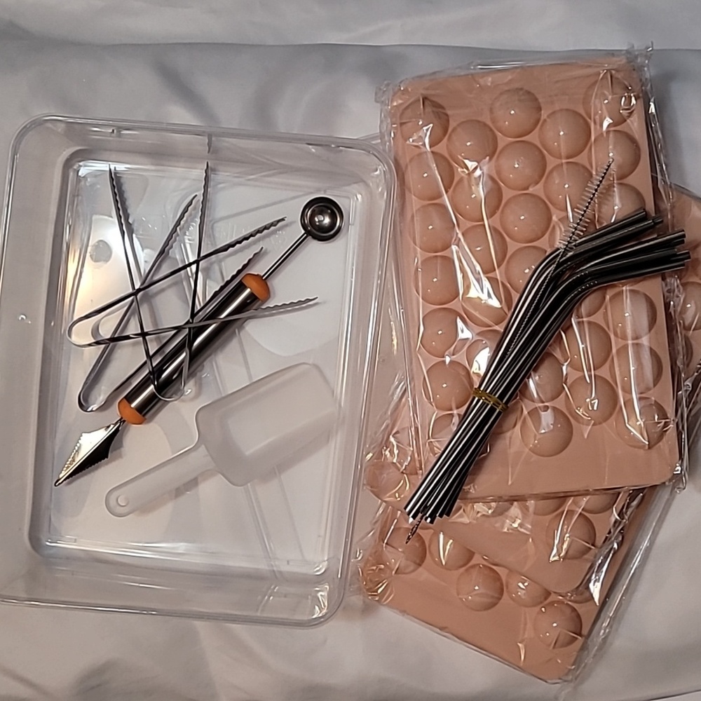Round Ice Cube Tray w/Bin, 3 Tongs, 10 Straws, Scoop, Melon Baller, Straw Clean